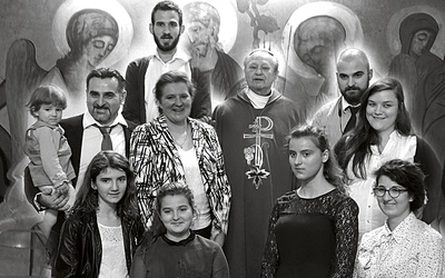 Danuta i Kazimierz Frączkowie pochodzą z Gliwic i należą do wspólnoty neokatechumenalnej przy gliwickiej katedrze. Są małżeństwem od 27 lat. Mają 9 dzieci (w tym dwoje w niebie). Na misji w albańskiej Szkodrze są z Rachelą, Faustyną i Miriam. Ich dorosłe dzieci – Tobiasz, Dobrawa i Marysia były z nimi przez rok, a Jeremiasz ma już własną rodzinę.