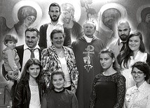 Danuta i Kazimierz Frączkowie pochodzą z Gliwic i należą do wspólnoty neokatechumenalnej przy gliwickiej katedrze. Są małżeństwem od 27 lat. Mają 9 dzieci (w tym dwoje w niebie). Na misji w albańskiej Szkodrze są z Rachelą, Faustyną i Miriam. Ich dorosłe dzieci – Tobiasz, Dobrawa i Marysia były z nimi przez rok, a Jeremiasz ma już własną rodzinę.