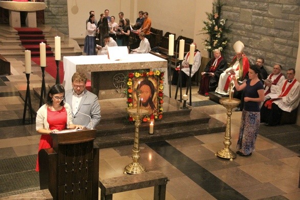 "Kyrie eleison" - śpiewali wierni, kiedy na świeczniku zapalano kolejną świecę, symbolizującą męczenników za wiarę