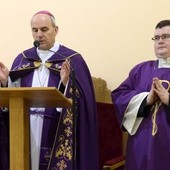 bp Henryk Cieszko w czasie nabożeństwa pokutnego dla uczestników rekolekcji. 