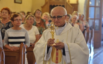 Relikwie wnosi do kościoła ks. proboszcz Wojciech Duplak