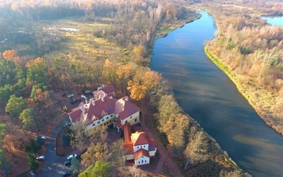 Ośrodek Charytatywno-Edukacyjny „Emaus” w Turnie koło Białobrzegów położony jest nad malowniczą Pilicą