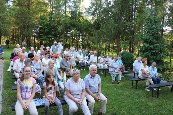 Kaplica w ogrodzie działkowym w Brodłach