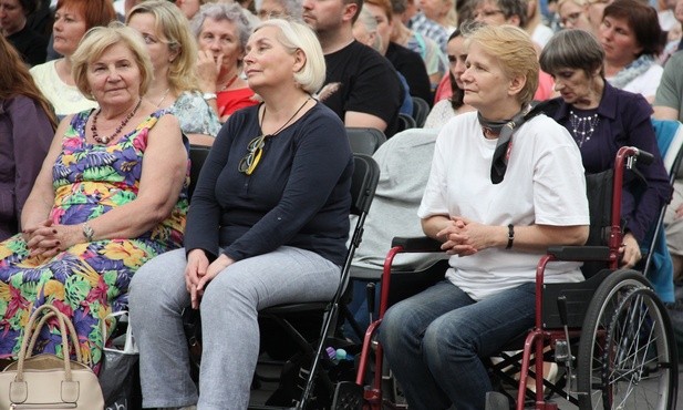 Sześć osób zacznie chodzić