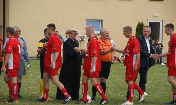 Wikary strzela bramkę, proboszcz komentuje 