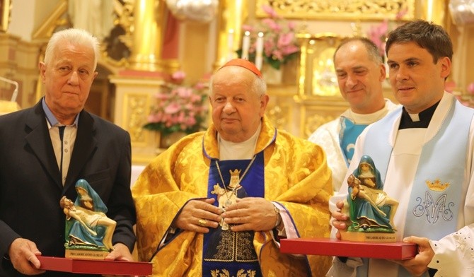 Kard. Stanisław Dziwisz z laureatami nagrody - ks. Andrzejem Sanderem i Władysławm Mirotą oraz proboszczem ks. Piotrem Koniecznym