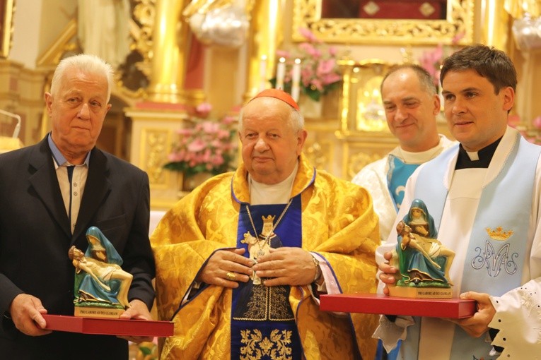 Kard. Stanisław Dziwisz z laureatami nagrody - ks. Andrzejem Sanderem i Władysławm Mirotą oraz proboszczem ks. Piotrem Koniecznym