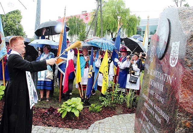 ▲	– Bp Konstantyn Dominik mówił po kaszubsku, przyznawał się do swojego pochodzenia i nigdy się tego nie wstydził. Kaszubi chcą mieć takiego patrona – mówił podczas poświęcenia pomnika ks. dr Leszek Jażdżewski.