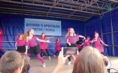 Na scenie wystąpiły m.in. dziewczęta ze stowarzyszenia „Skakanka”.