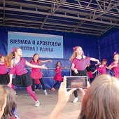 Na scenie wystąpiły m.in. dziewczęta ze stowarzyszenia „Skakanka”.