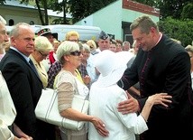 Wierni żegnają ks. ppłk. Pawła Piontka.