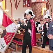 ▲	Na sztandarze widnieje także wizerunek patrona słupskich Rycerzy Kolumba – bł. kl. Bronisława Kostkowskiego.