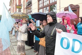 ▲	Członkowie Odnowy ze śpiewem i Koronką do Bożego Miłosierdzia na ustach przeszli 24 czerwca ulicami Słupska, zatrzymując się przed ratuszem na chwilę modlitwy w intencji jego mieszkańców i włodarzy.