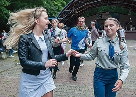 ▲	Mimo niewielkiej frekwencji i kapryśnej pogody wakacje zainaugurowano radośnie.