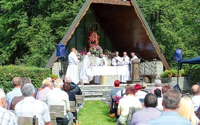 ◄	Msza Święta  na kamesznickiej polanie. 