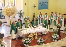 ▲	Mszy Świętej przewodniczył bp Tadeusz Rakoczy, konsekrator świątyni jubilatki.