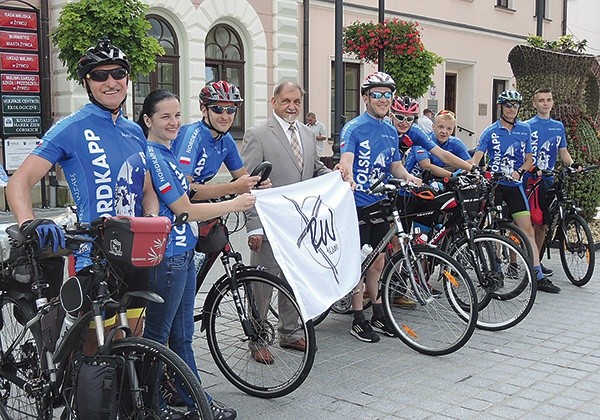 ▲	Rowerzyści (na zdjęciu z burmistrzem Żywca Antonim Szlagorem) wyruszyli na północ Norwegii.