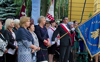 W uroczystościach wzięło udział wielu gości. Obecne były poczty sztandarowe.