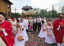 ▲	Dziękczynna procesja eucharystyczna.