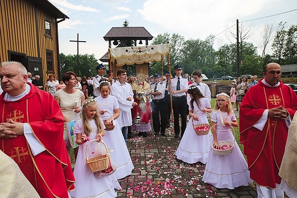 ▲	Dziękczynna procesja eucharystyczna.