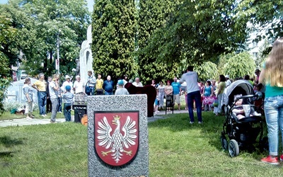 ▲	Obelisk z herbem Sandomierza w alei Partnerstwa.