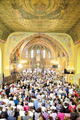 Po Eucharystii była procesja ze świecami do cudownego źródełka.