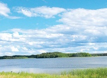 Ośrodek graniczy z jeziorem, gdzie jest wyznaczone miejsce na kąpiel.