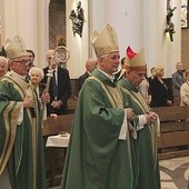 ▲	Na Mszy zgromadzili się biskupi z Katowic oraz Gliwic.