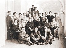 ▲	Ks. Antoni Słomkowski (trzeci z prawej w drugim rzędzie) ze studentami i współpracownikami.