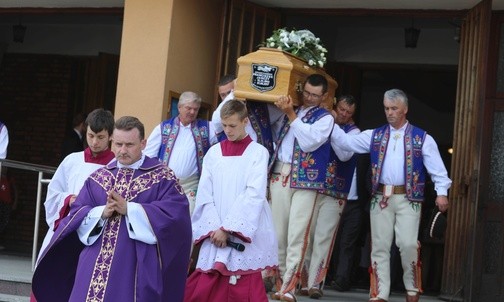 Trumna z ciałem śp. ks. kan. Janczego została złożona w grobowcu obok kościoła MB Bolesnej