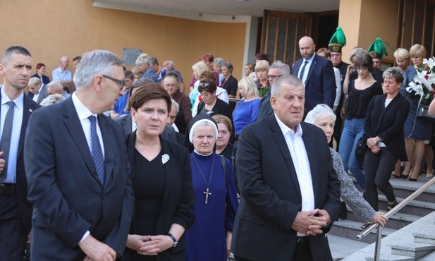 W pogrzebie wzięła udział premier Beata Szydło.