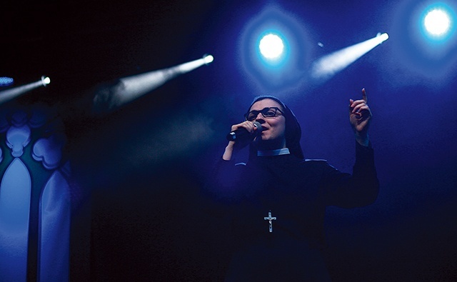 Siostra Cristina Scuccia na scenie przed katedrą w Opolu.
