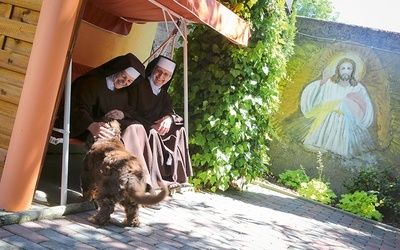 Matka Weronika i s. Ludwika podczas rekreacji w klasztornym ogrodzie.