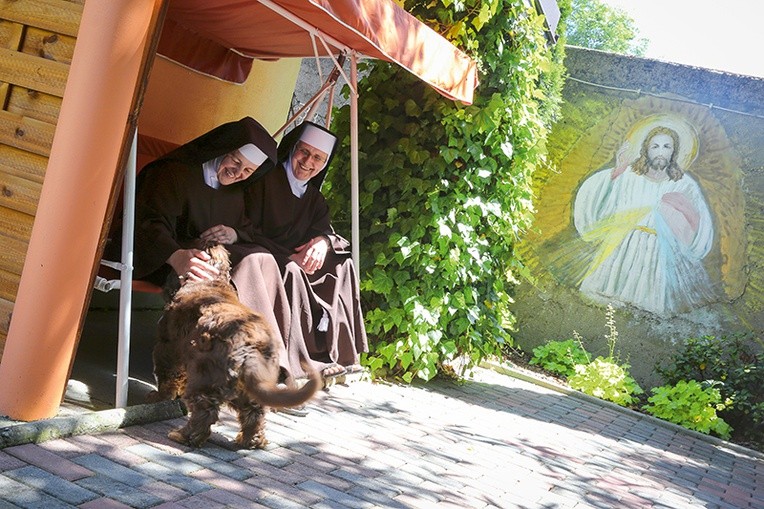 Matka Weronika i s. Ludwika podczas rekreacji w klasztornym ogrodzie.