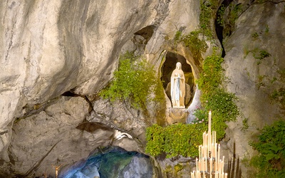 Objawienia w Lourdes zostały uznane za autentyczne przez biskupa Tarbes w 1862 roku – 4 lata po pierwszym ukazaniu się Maryi  Bernadetcie Soubirous.