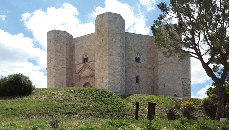 Nie bardzo wiadomo, w jakim celu cesarz Fryderyk II Hohenstauf w 1240 r. postanowił wybudować Castel del Monte.