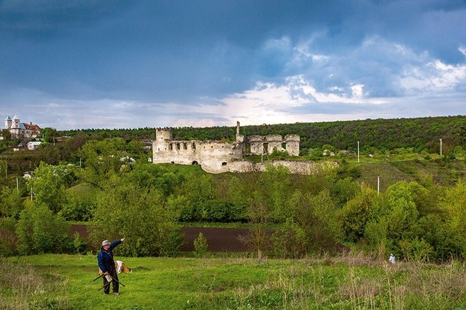 Do Sidorowa można dojechać z Kamieńca, są tam ruiny zamku wybudowanego z łupanego kamienia około 1640 r. przez Marcina Kalinowskiego, hetmana wielkiego koronnego, na stromym wzgórzu. Dojazd pod sam zamek wymaga odrobiny odwagi, gdyż trzeba pokonać małą rzeczkę. Jeśli jest niski stan wody, nie stwarza to problemu.