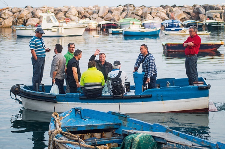 Tych mężczyzn czeka pracowita noc. Procida bywa uważana za wyspę rybaków, choć w rzeczywistości więcej jest tu marynarzy.