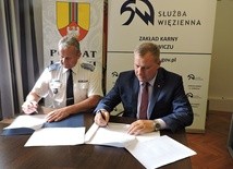 Dyrektor ZK w Łowiczu ppłk Krzysztof Sznicer i starosta łowicki Krzysztof Figat podpisują umowę