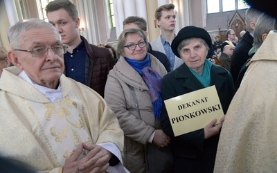 Przedstawiciele dekanatu pionkowiskiego odbierają różaniec i świecę na Jerycho Różańcowe