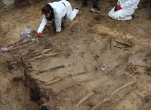 W pracach ekshumacyjnych uczestniczyłli archeologowie