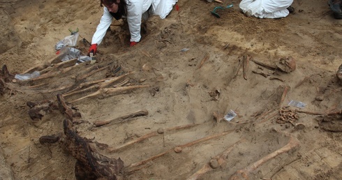 W pracach ekshumacyjnych uczestniczyłli archeologowie