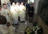Po Mszy św. watykańska delegacja złożyła kwiaty na grobie abp. Zygmunta Zimowskiego, a wszyscy obecni odmówili modlitwę za zmarłych
