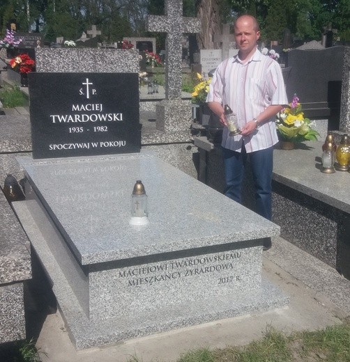 Mateusz Modrak przy nowym nagrobku Macieja Twardowskiego