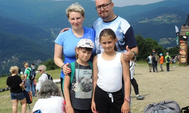 Rodzina Andrzejczyków z Brzeszcz wędruje razem na szlakach Ewangelizacji w Beskidach