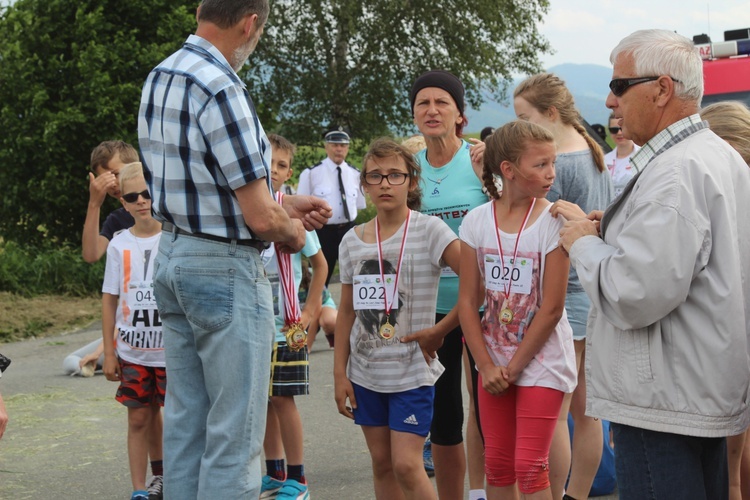 Na każdego z młodych biegaczy czekały na mecie pamiątkowe medale