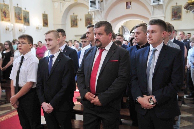 Bierzmowanie w parafii Krasienin. Świadectwo młodzieży i ich rodzin
