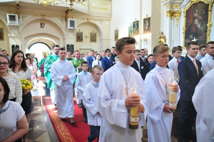 Bierzmowanie w parafii Krasienin. Świadectwo młodzieży i ich rodzin