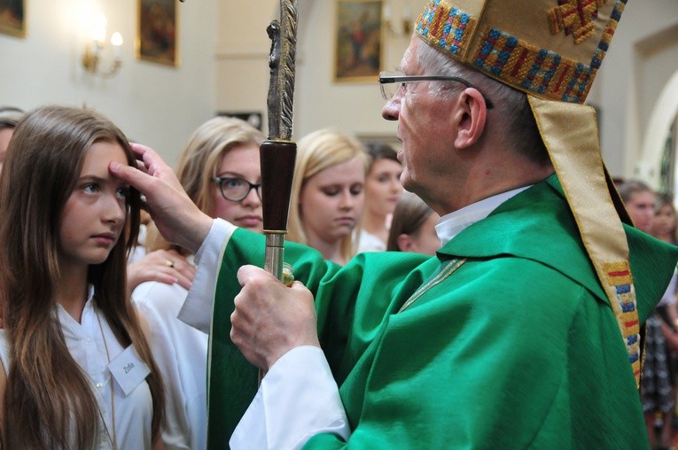 Bierzmowanie w parafii Krasienin. Świadectwo młodzieży i ich rodzin