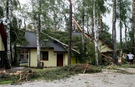 Po nocnych burzach brak prądu, zalane budynki